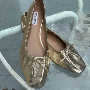 Steve Madden size 11 gold flats shoes. Excellent condition..